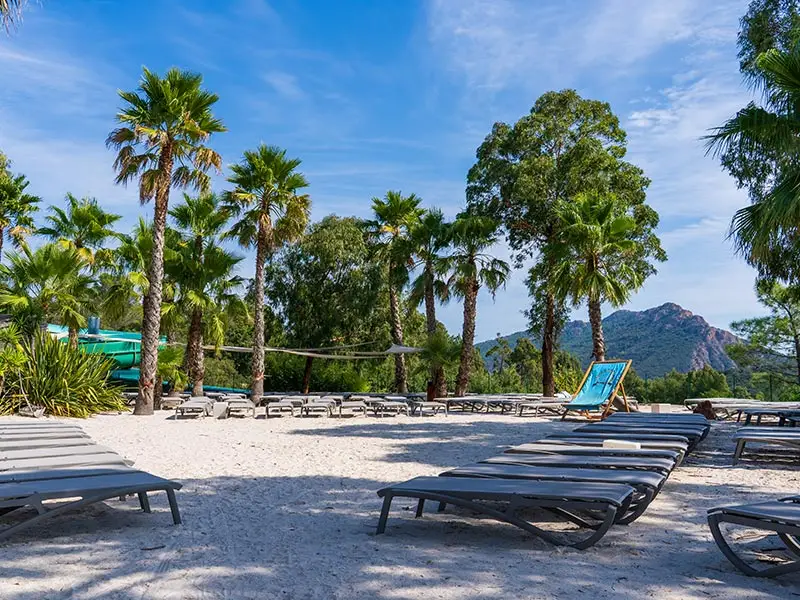 La plage de sable blanc