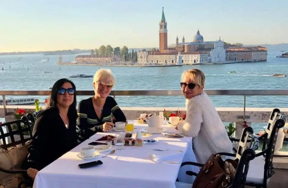 Aurore, Véro and a friend travelling in Venice, friendship beyond work
