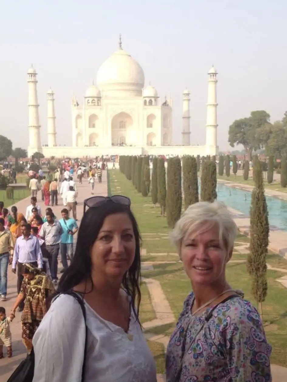 Véro and Aurore of Esterel Caravaning travelling in front of the Taj Mahal in India