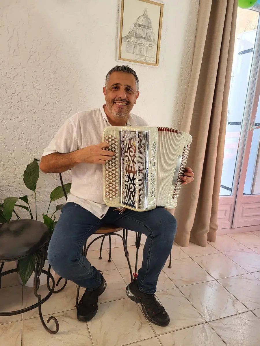 Jean-François, Head of Entertainment at Esterel Caravaning, playing the accordion