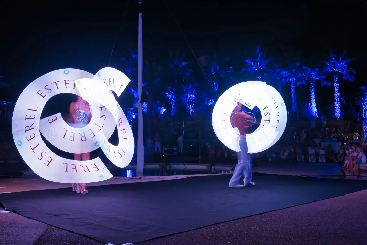 Light show in the colours of Esterel Caravaning during the soirée blanche
