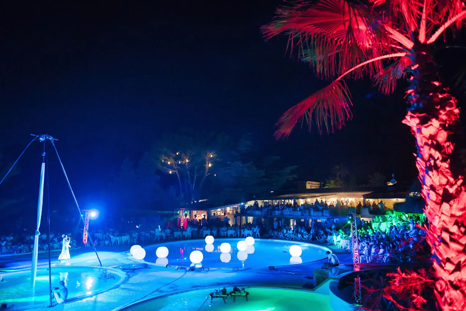 Soirée blanche by the pool at Esterel Caravaning, an evening show before the audience