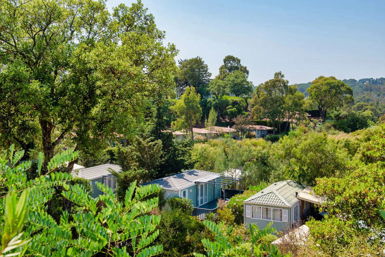 Mobile homes blending into the Mediterranean vegetation – Esterel Caravaning
