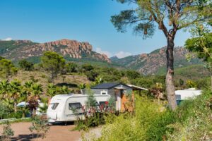 Camping pitch with private bathroom at Esterel Caravaning, 5-star campsite at Agay – Saint-Raphaël