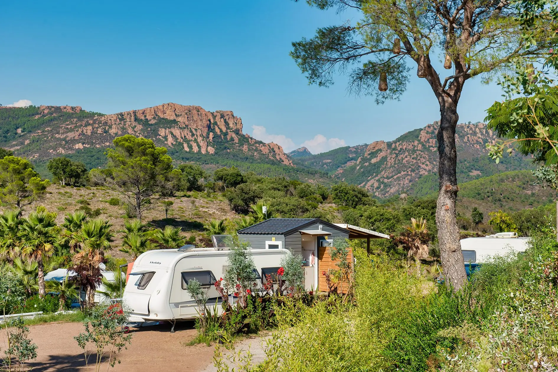 Camping pitch with private bathroom at Esterel Caravaning, 5-star campsite at Agay – Saint-Raphaël