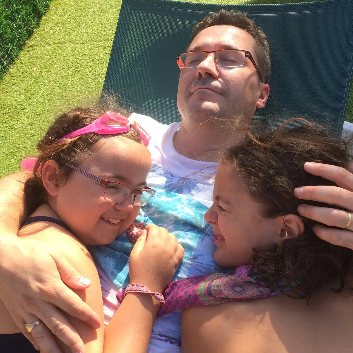 A relaxed family moment by the Esterel Caravaning pool in 2016