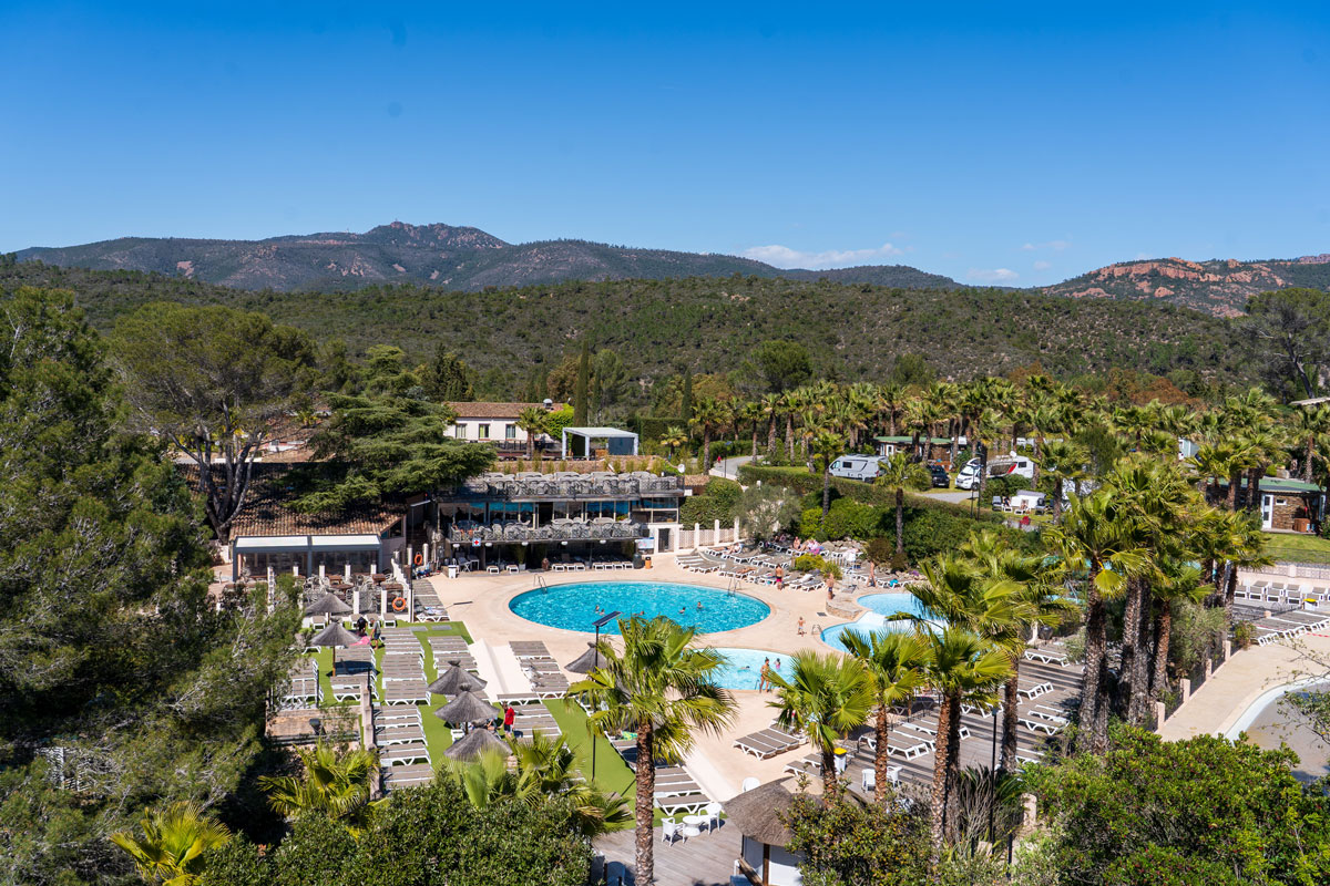 Aerial view of the pool, sun loungers and solarium at Esterel Caravaning, facing the Esterel massif