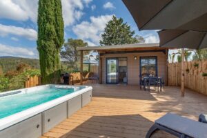 Terrace of the VIP Duo at Esterel Caravaning with its private swim spa, pergola and view of the Esterel mountains