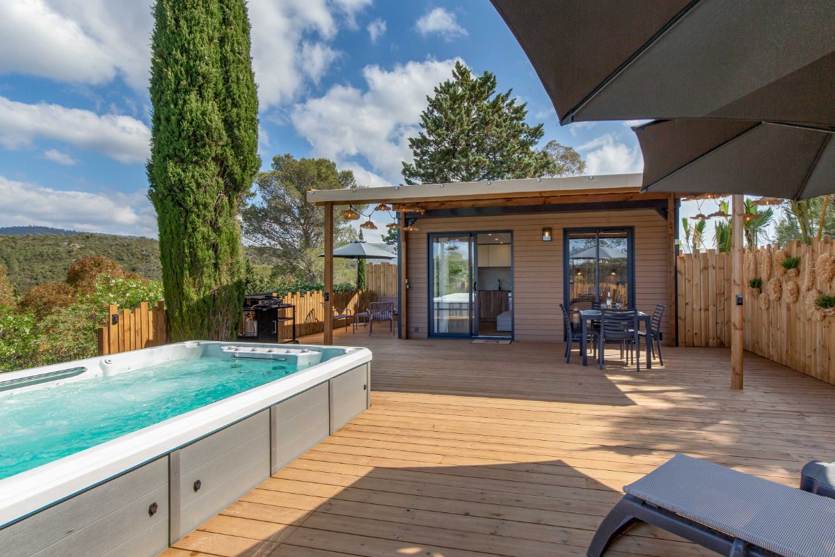 Terrace of the VIP Duo at Esterel Caravaning with its private swim spa, pergola and view of the Esterel mountains