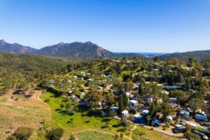 Aerial view of Esterel Caravaning in Agay, its pitches nestled in greenery and the Estérel massif in the distance